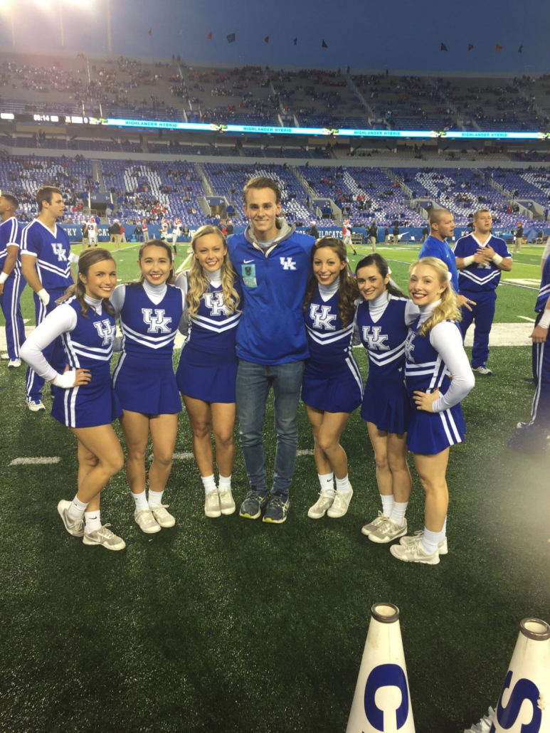Henrik Larsen sammen med seks amerikanske cheerleader-jenter fra besøk på University of Kentucky